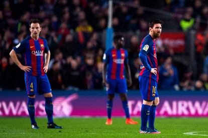 Rakitic y Messi tras encajar el tanto del Leganés, el domingo en el Camp Nou.