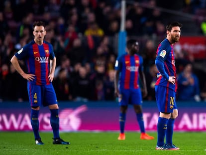 Rakitic y Messi tras encajar el tanto del Legan&eacute;s, el domingo en el Camp Nou.