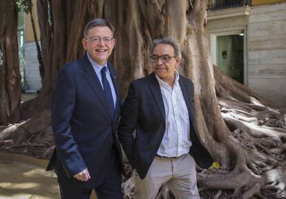 El presidente Ximo Puig con el portavoz socialista Manolo Mata.