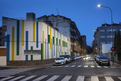 Vista exterior del centro de acogida, en Albacete. La fachada principal actual, pintada de colores, es fruto de la reciente remodelación del centro con el objetivo de dignificar el entorno.