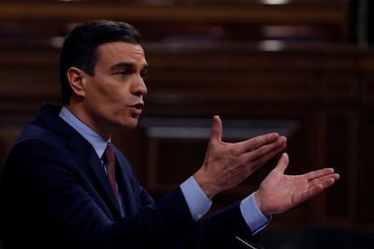 El presidente del Gobierno, Pedro Sánchez, durante su intervención, la mañana de este miércoles, en el Congreso de los Diputados. “Necesitamos limitar la libertad de movimiento unas semanas más”, ha dicho el líder del Ejecutivo, que en todo momento ha defendido la idea de no poner en peligro a los españoles y evitar que el virus se propague sin control.