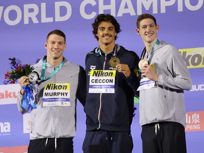 Thomas Ceccon celebra su título con el bronce, Hunter Armstrong (derecha), y la plata, Ryan Murphy.