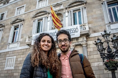 Safia El Aaddam y Ahmed Nasser el Alzoui frente a la Generalitat en 2019 cuando nació la plataforma #votaresunderecho / Joan Atienza / @joanatienzafoto