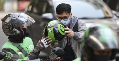 Repartidores de Gojek en Jakarta, Indonesia.