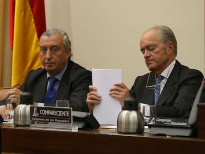 Los presidentes de Renfe, Julio Gómez-Pomar, y de Adif, Gonzalo Ferre, al inicio de la comparecencia en el Congreso.