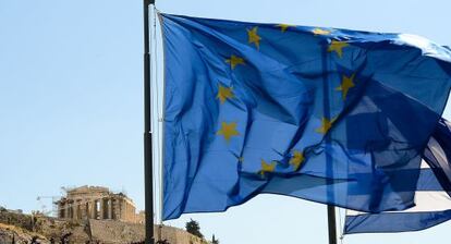 Una bandera de la Unión Europea y otra griega ondean frente a Acrópolis.