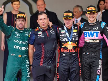 Podio del GP de Mónaco. Primero el piloto de Red Bull Max Verstappen, segundo el piloto de Aston Martin Fernando Alonso y el tercer lugar, el piloto de Alpine Esteban Ocon.