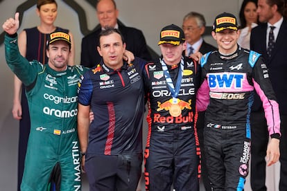 Podio del GP de Mónaco. Primero el piloto de Red Bull Max Verstappen, segundo el piloto de Aston Martin Fernando Alonso y el tercer lugar, el piloto de Alpine Esteban Ocon.