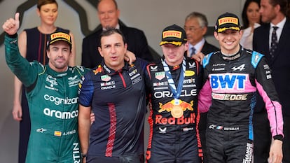 Podio del GP de Mónaco. Primero el piloto de Red Bull Max Verstappen, segundo el piloto de Aston Martin Fernando Alonso y el tercer lugar, el piloto de Alpine Esteban Ocon.