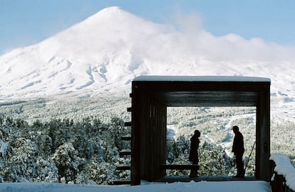 <b>MIRADOR EN PINOHUACHO, VILLARRICA (CHILE) / GRUPO TALCA. </b>Rodrigo Sheward utilizó 38 toneladas de madera reciclada —en 96 piezas de 25 por 300 centímetros— para este mirador. ¿Su intención? Servir de resguardo a cazadores de jabalíes en el crudo invierno de la zona, y de parada de excursionistas, curiosos y naturalistas en verano. Fue construido en 2006. Mira al volcán Villarrica.