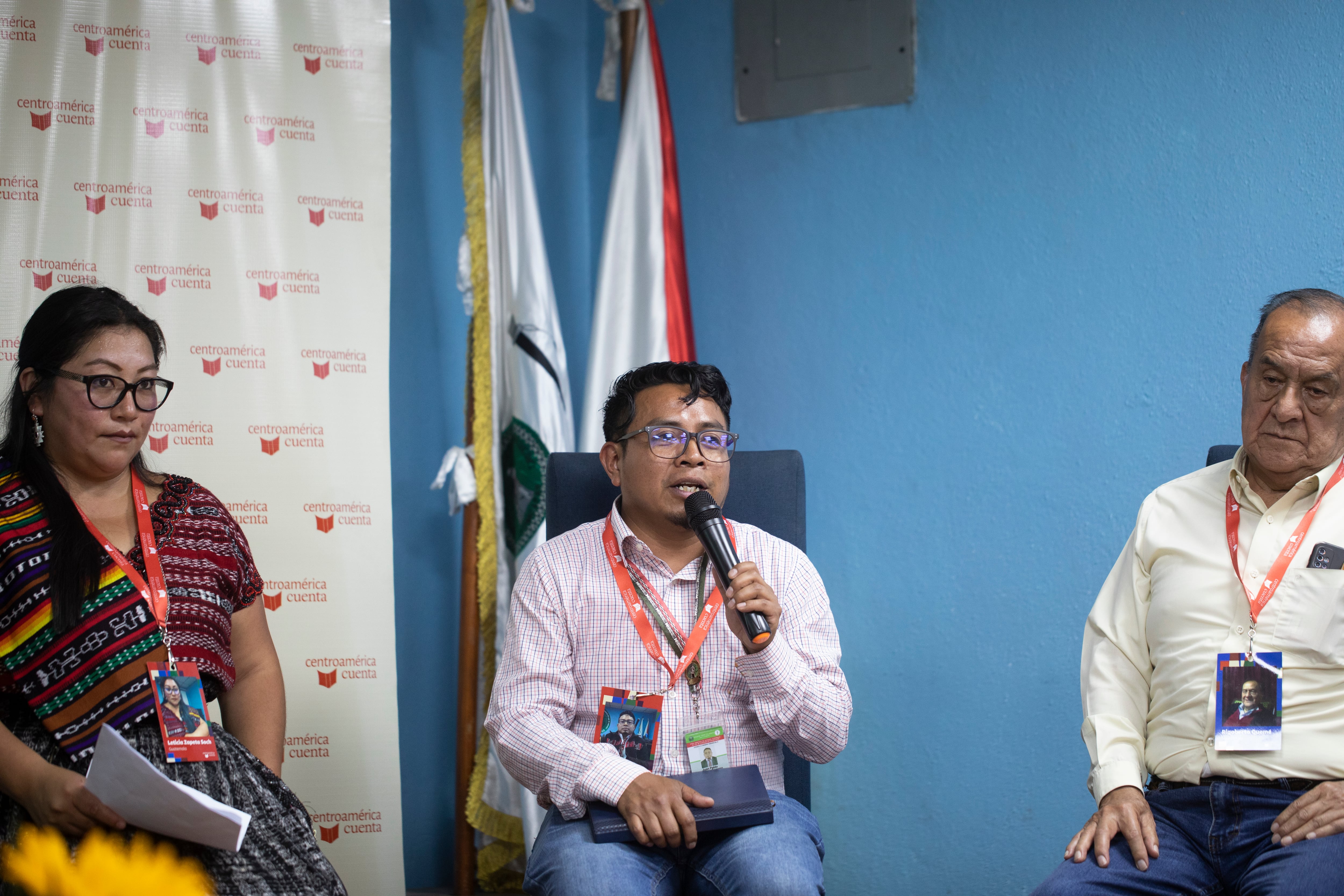 De izquierda a derecha: Leticia Zapeta, Juan Ajpacajá y Rometo T. en el Festival Centroamérica Cuenta, este 19 de mayo en Totonicapán, Guatemala.