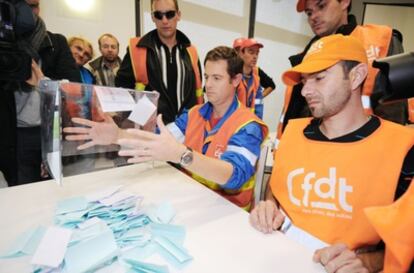 Los trabajadores de la refinería de Donges cuentan los votos para poner fin a la huelga.