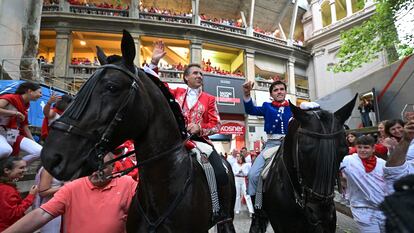 Pablo y Guillermo Hermoso de Mendoza salen a caballo por la Puerta Grande de Pamplona.