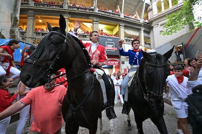 Pablo y Guillermo Hermoso de Mendoza salen a caballo por la Puerta Grande de Pamplona.