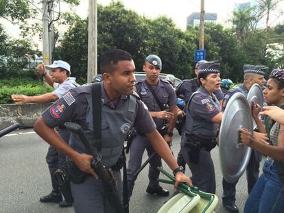 Policiais tentam deter bloqueio na Marginal Pinheiros nesta quinta.