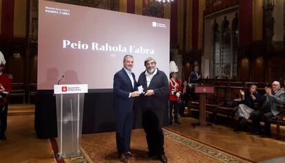 El teniente de alcalde Jaume Collboni entrega la Medalla de Oro de la Ciudad al nieto de Pompeu Fabra Peio Rahola Fabra
EUROPA PRESS
03/12/2019