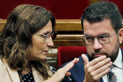 El presidente catalán, Pere Aragonès, y la consejera de Presidencia, Laura Vilagrà, en el Parlament.