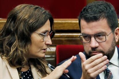 El presidente catalán, Pere Aragonès, y la consejera de Presidencia, Laura Vilagrà, en el Parlament.