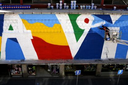 Uno de los miembros del colectivo Boamistura, conocido por sus intervenciones en distintos lugares del mundo, trabaja en el mural de la fachada principal del mercado.