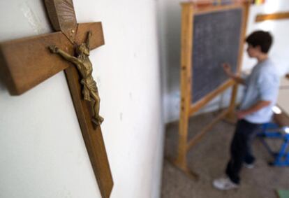 Un crucifijo preside un aula en un colegio de Roma