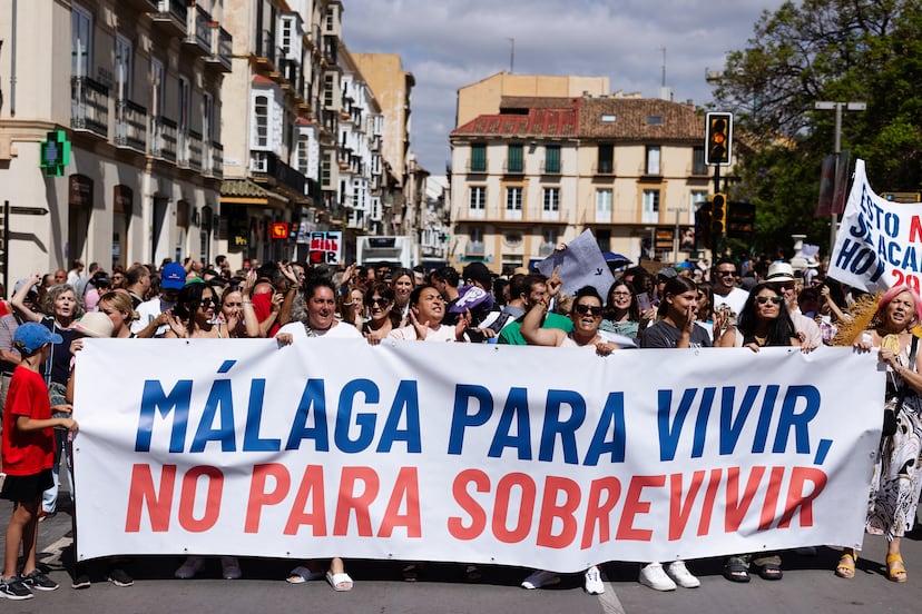 Miles de personas se manifiestan en Málaga contra el turismo masivo ...