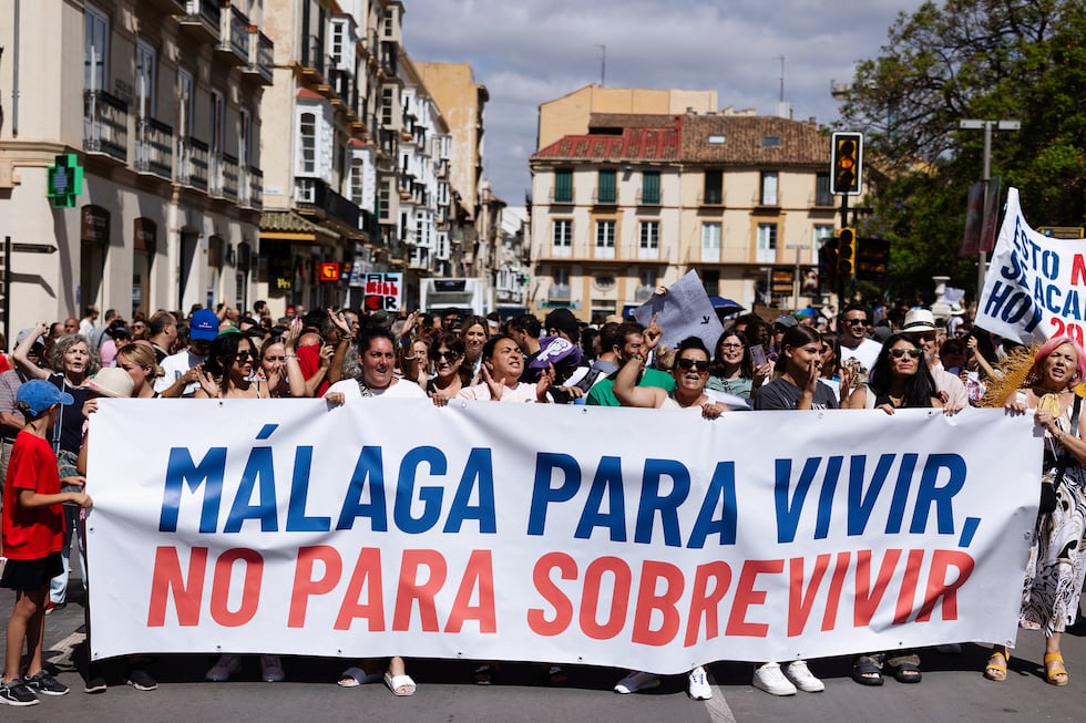 Miles de personas se manifiestan en Málaga contra el turismo masivo ...
