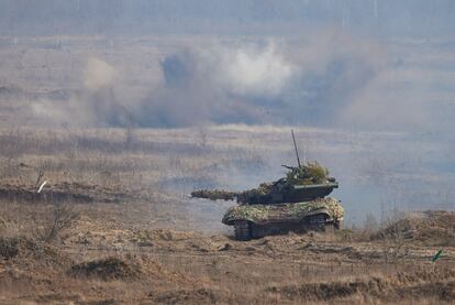 Maniobras militares del Ejército de Kiev cerca de Rivne, en Ucrania, este miércoles.