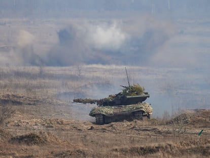 Maniobras militares del Ejército de Kiev cerca de Rivne, en Ucrania, este miércoles.