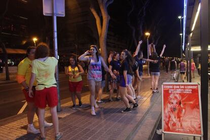 Unas chicas inglesas bailan en la calle, en Salou.