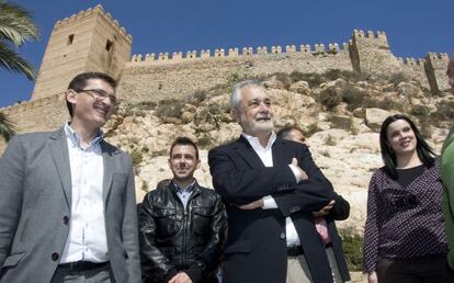 Griñán, junto al secretario socialista de Almería, José Luis Sánchez Teruel (izquierda), bajo el castillo de la ciudad.