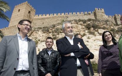 Gri&ntilde;&aacute;n, junto al secretario socialista de Almer&iacute;a, Jos&eacute; Luis S&aacute;nchez Teruel (izquierda), bajo el castillo de la ciudad.