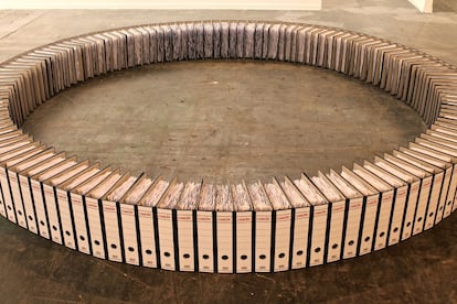 Los archivadores de oficina es el elemento utilizado por el artista Ignacio Uriarte para varias de sus instalaciones. 'Ringbinder Circle' es el título de esta obra que estuvo en ARCOmadrid en 2015, una crítica mordaz e inteligente al sistema capitalista, que también fue expuesta en MARCO, Museo de Arte Contemporánea de Vigo. La sencillez de una exposición de números y cifras en medio de la feria intimidó al público, que no sabía si meterse dentro o no del círculo, cuando en realidad ya estaban en su interior desde hacía meses.