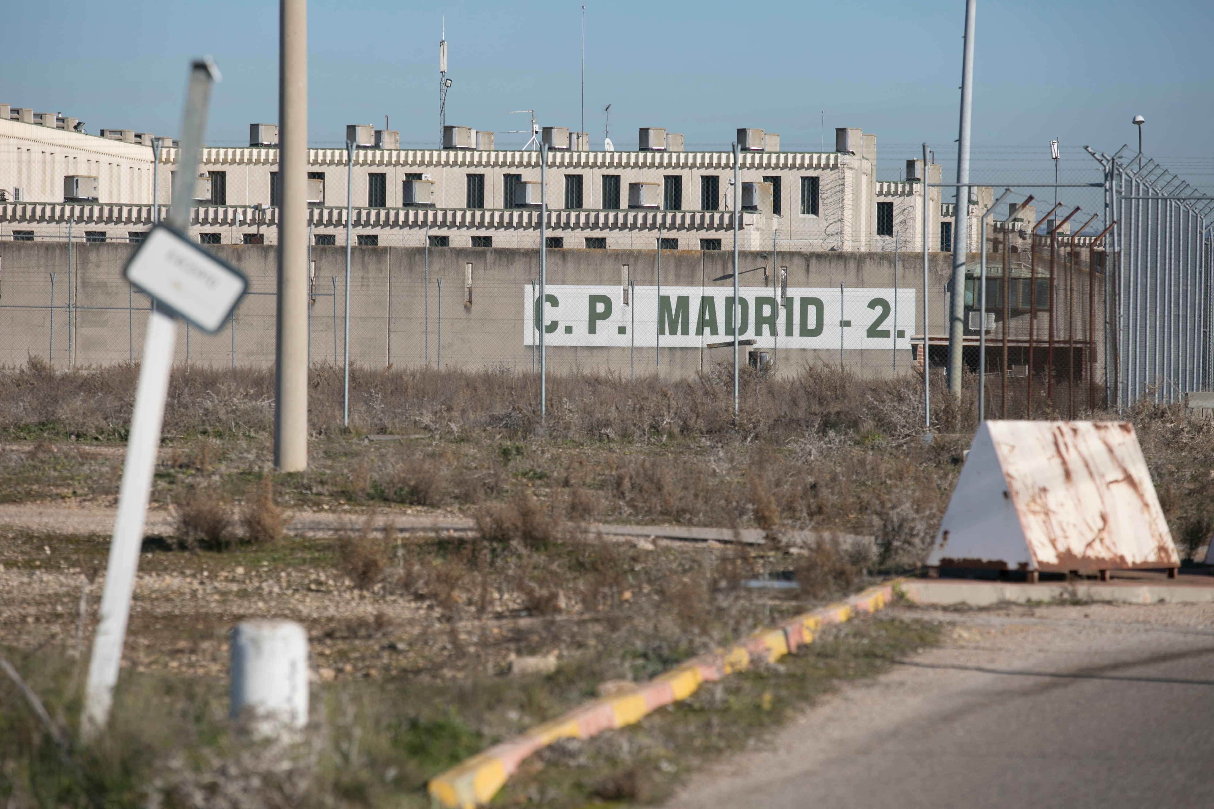 Tres presos hospitalizados tras el incendio provocado por la quema del colchón en una celda de Alcalá-Meco 