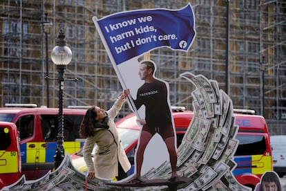 Protesta contra Mark Zuckerberg este lunes en Londres.