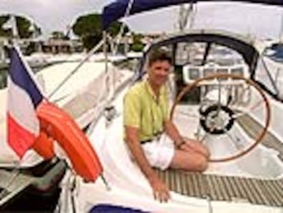 El ex agente del MI6 Richard Tomlinson, a bordo de su pequeño yate, amarrado en un puerto deportivo de la Costa Azul.