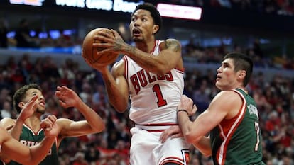 Derrick Rose, entre Carter-Williams e Ilyasova.