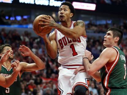 Derrick Rose, entre Carter-Williams e Ilyasova.