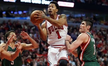 Derrick Rose, entre Carter-Williams e Ilyasova.