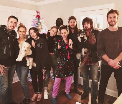 La Navidad también ha llegado a la casa de la familia Cyrus. Miley se fotografió junto a su prometido, Liam Hemsworth, y junto a Trace, Noah, Brandi y Braison Cyrus, además de otros amigos. 