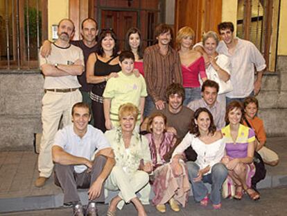 Reparto de la primera temporada de <i>Aquí no hay quien viva.</i>