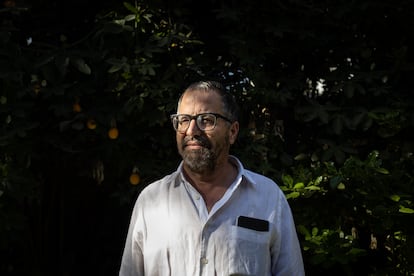 Patricio Fernández, escritor, periodista y analista político chileno durante una entrevista en su casa en Santiago, Chile.