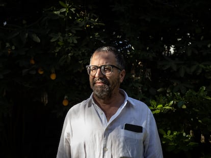 Patricio Fernández, escritor, periodista y analista político chileno durante una entrevista en su casa en Santiago, Chile.