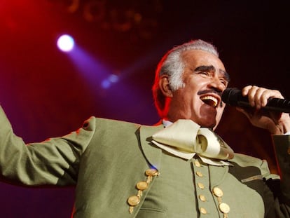 Vicente Fernández en concierto en julio de 2004.