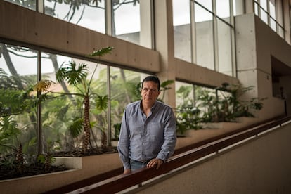 César Muñoz Vargas, periodista, en la biblioteca Julio Mario Santodomingo en Bogotá, Colombia el 5 de julio del 2023.