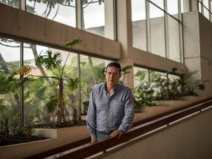 César Muñoz Vargas, periodista, en la biblioteca Julio Mario Santodomingo en Bogotá, Colombia el 5 de julio del 2023.