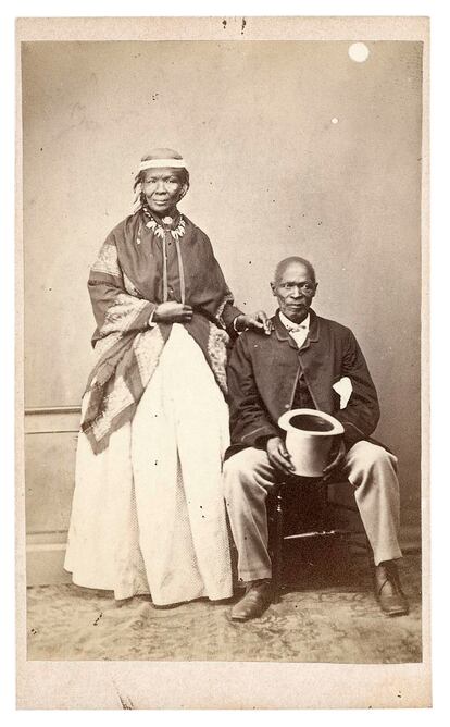 Fotografía atribuida a William Moore, titulada, 'Macomo y su esposa principal', de 1869. / THE WALTHER COLLECTION