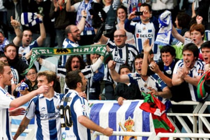 Tamudo celebra su gol con el público, Zurutuza y Griezmann.