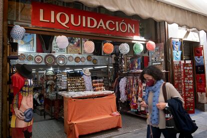 Tienda de souvenirs adornada con farolillos de feria en el centro de Sevilla.