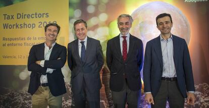 De izquierda a derecha, Federico Linares, Consejero Delegado de EY y Socio Director de EY Abogados; Santiago Menéndez, Director General de la Agencia Tributaria; Miguel Ferre, Senior Advisor de EY Abogados, y Ramón Palacín, Socio responsable de Fiscalidad Internacional de EY.