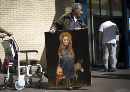 El artista Kaya Mar junto al retrato titulado 'Santa Kate' espera la llegada de la duquesa de Cambridge que dará a luz, en los próximos días, a su segundo hijo en el Hospital de St. Mary de Londres (Reino Unido).